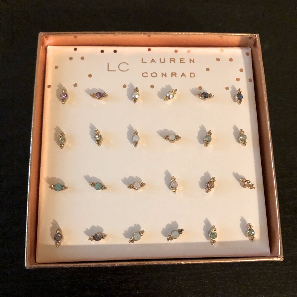 Set of stud earrings